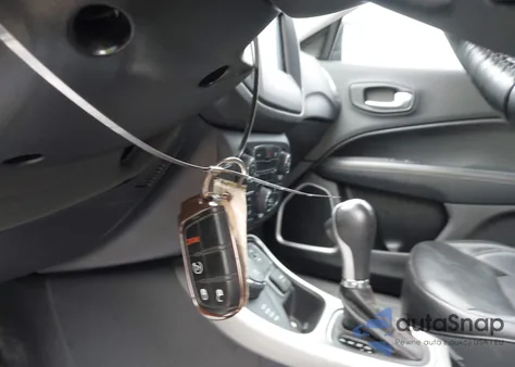 2018 Jeep Compass Latitude 4X4 z USA, uszkodzony, nr VIN 3C4NJDBB4JT453583